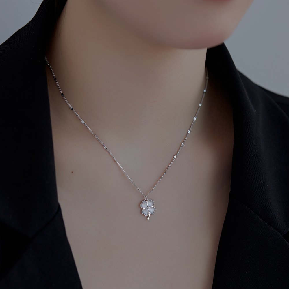 Silver Heart-shaped Clover Necklace For Women