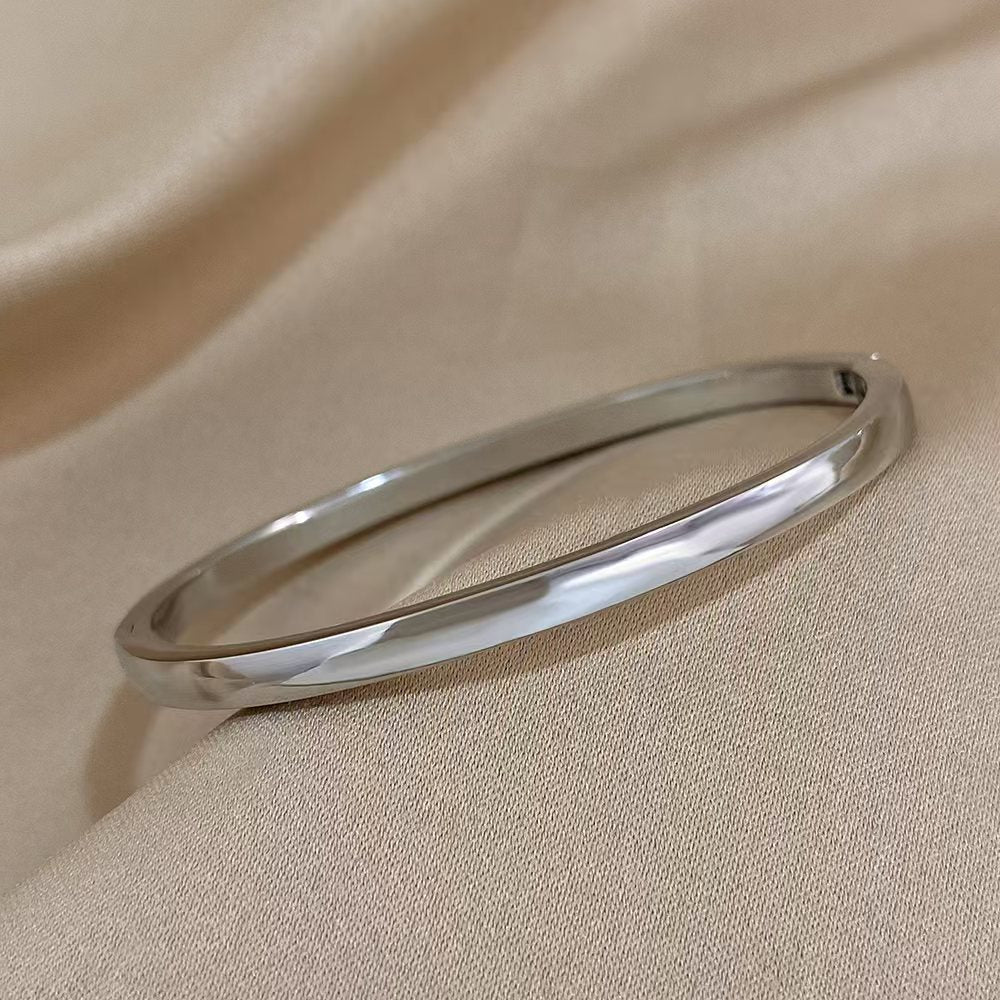 Glossy Curved Solid Oval Bracelet